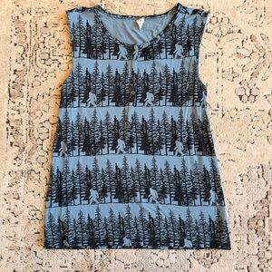 Kate Quinn Women’s Sasquatch Henley Top